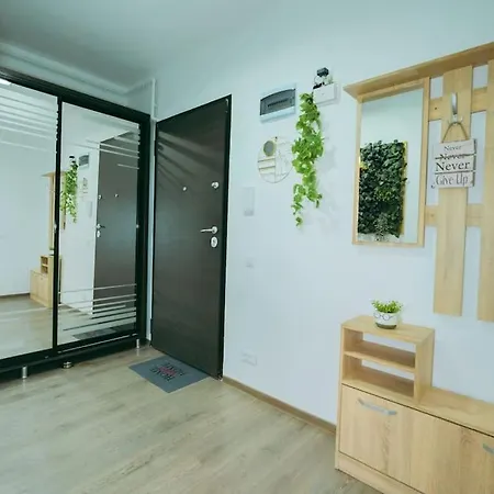 Plaza View Apartment *